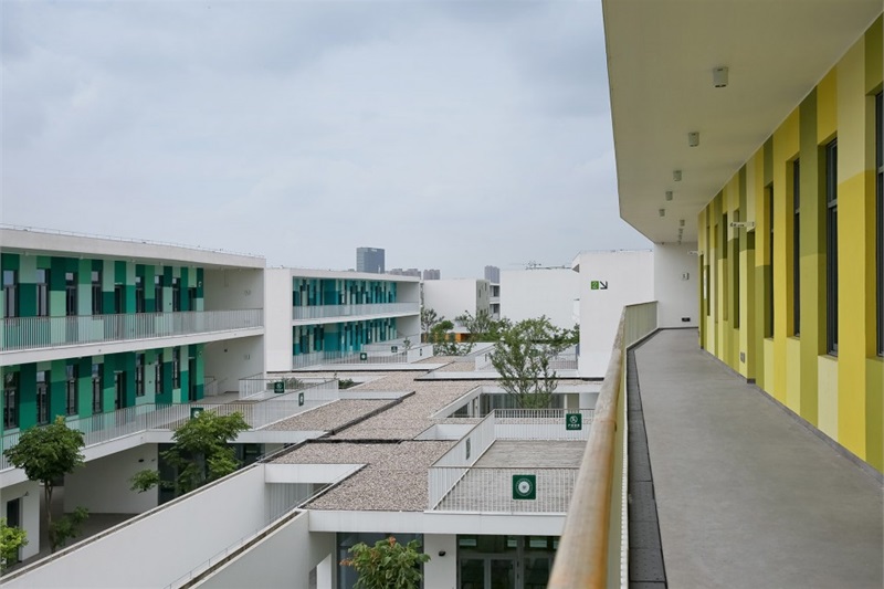 004-小学-二层平台俯瞰视角