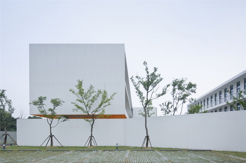 011-中学-建筑二层体量与围墙的脱离