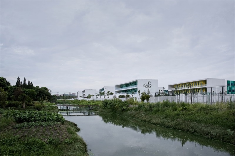 002-小学-教学楼南边的河流